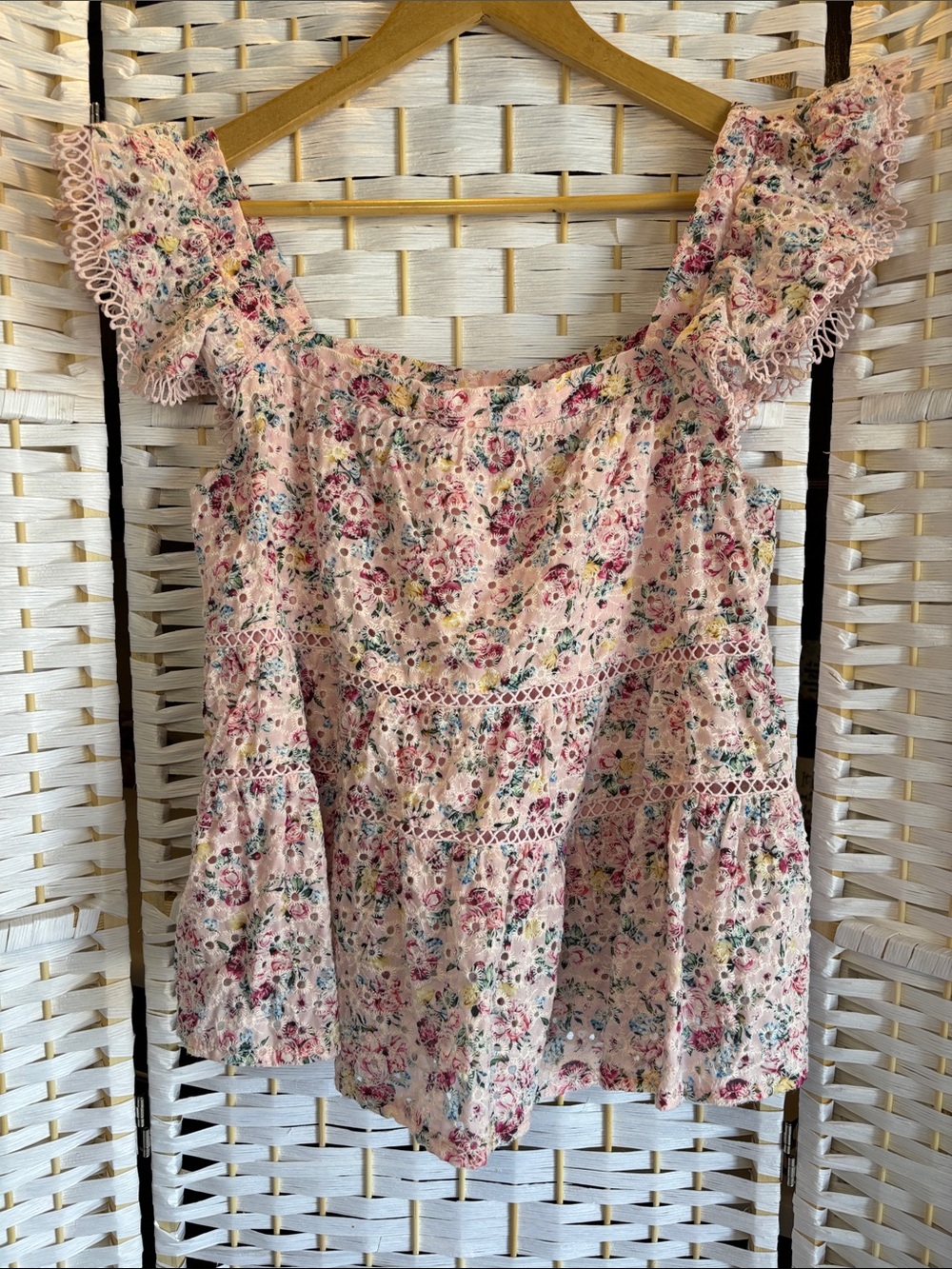 Mi Ami Floral ruffle eyelet blouse